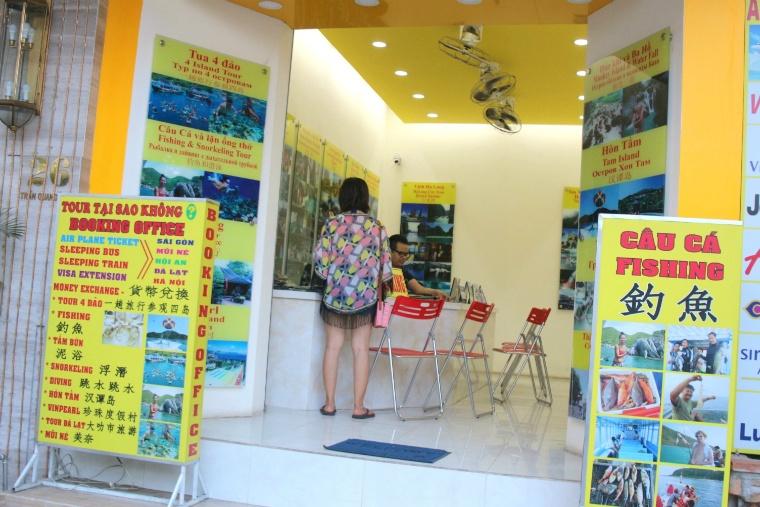 水着姿で立ち寄る観光客が目立つ