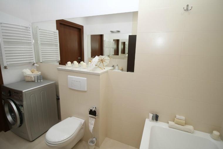 bathroom-2094736_1280.jpg