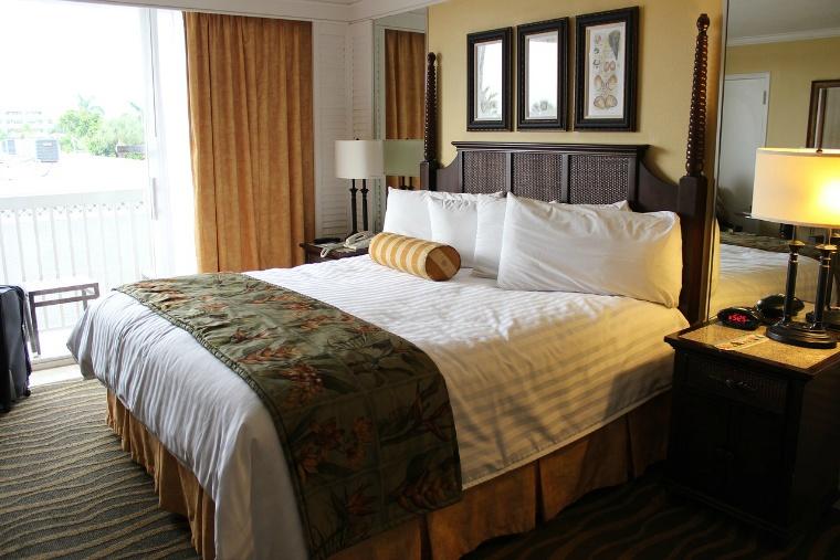 hotelroom-2205447_1280.jpg